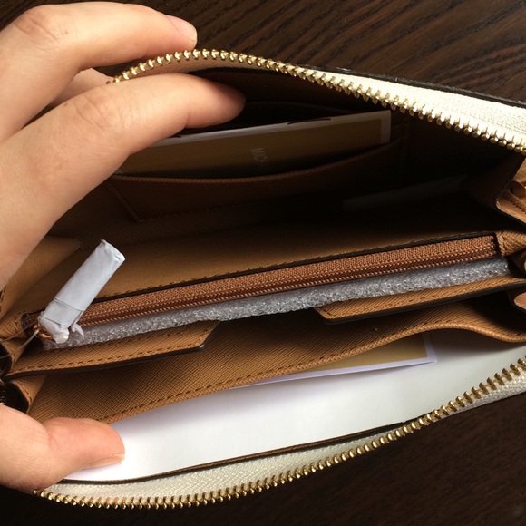 NWT MK ZIP WALLET - Picture 5 of 7